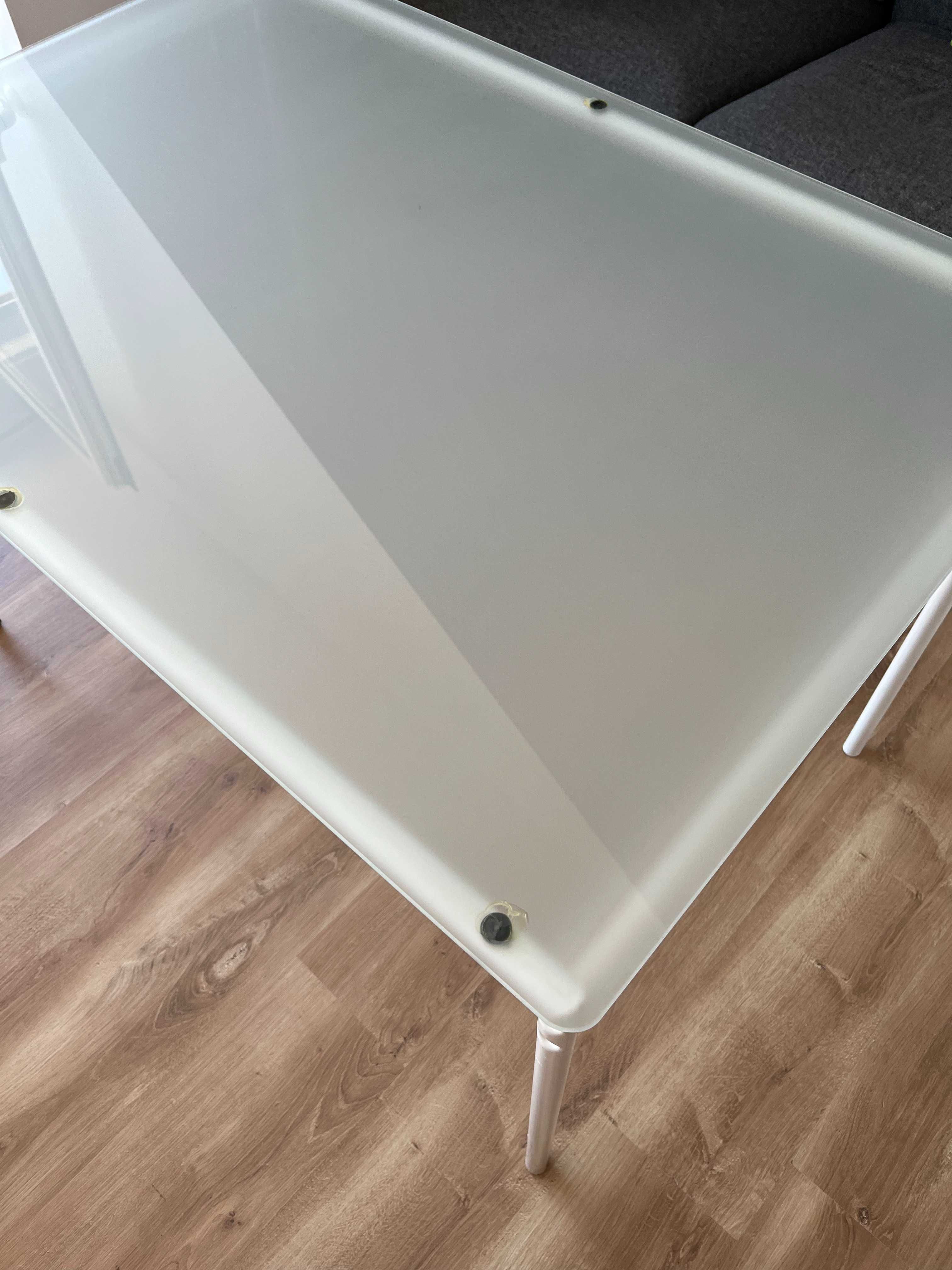 Трапезарна маса IKEA със стоманена основа и стъклен плот