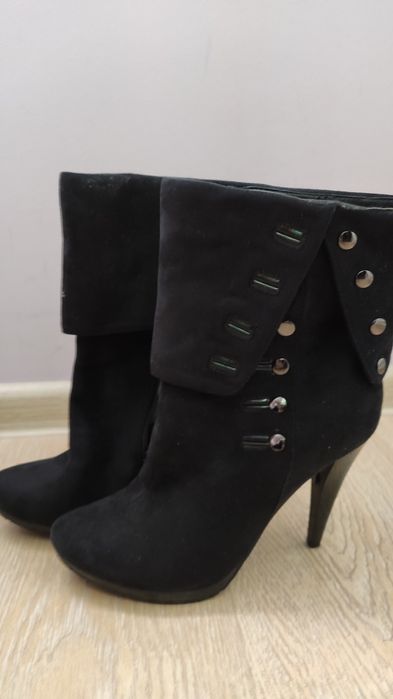 Черни Боти на висок ток