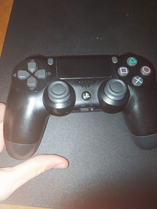 Продавам PlayStation 4 pro 1 TB