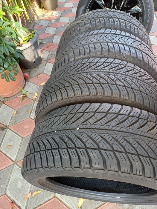 Vand 4 anvelope de iarna 245 45 r18 PIRELLI și GOODYEAR din 2022