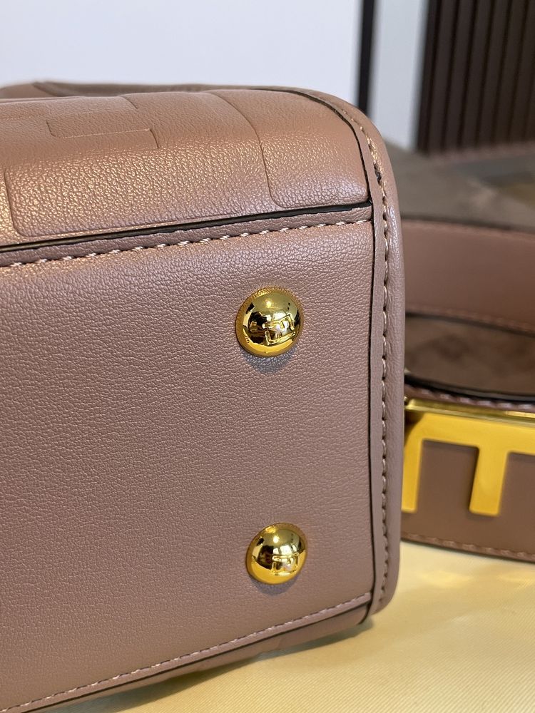 Намаление Нова чанта Fendi от Естествена кожа