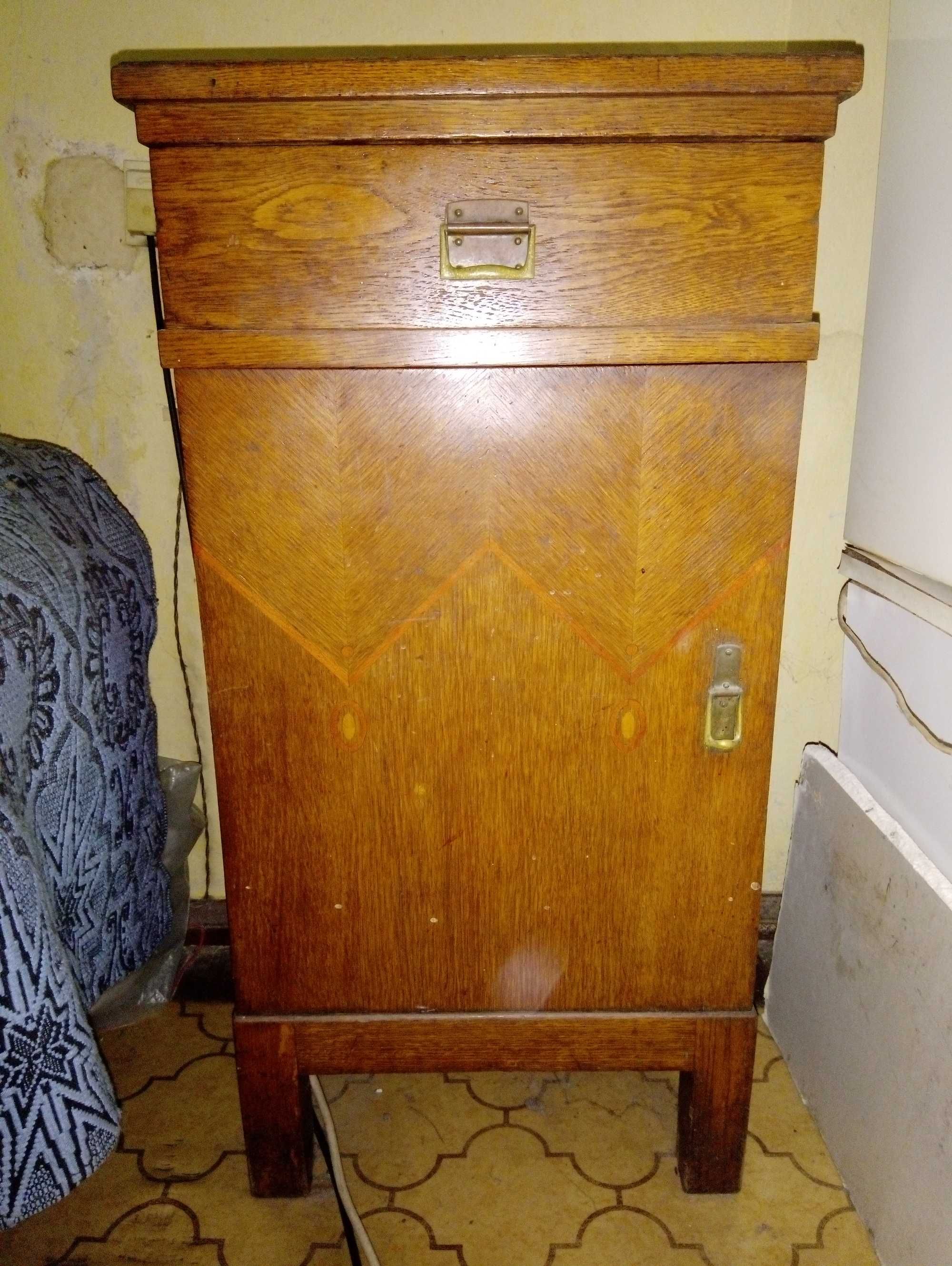 Старинен малък дървен шкаф и желязно легло с пружина