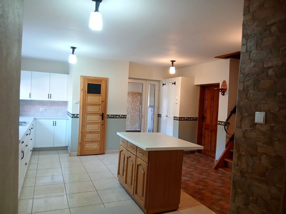 Casa la tara de vanzare