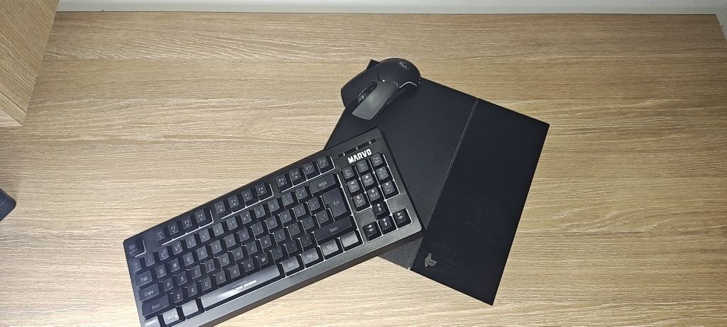 PlayStation 4 slim cu tastatura și mouse
