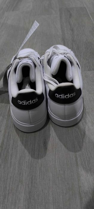 Чисто нови addidas обувки