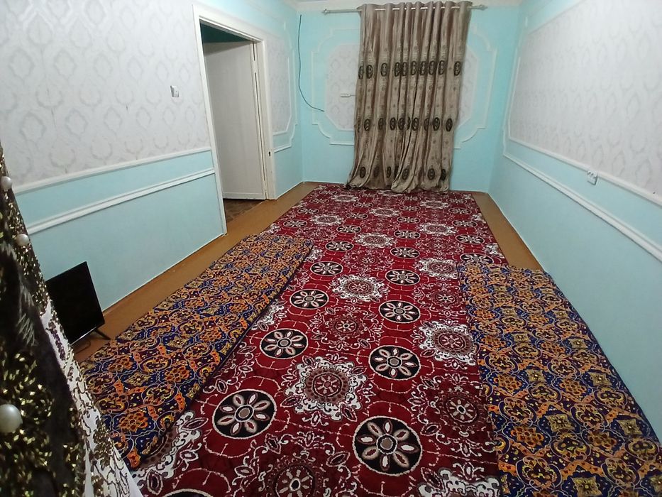 Навоий шахар А. Темур 40 дан 1этаж 3 хонали квартира сотилади.