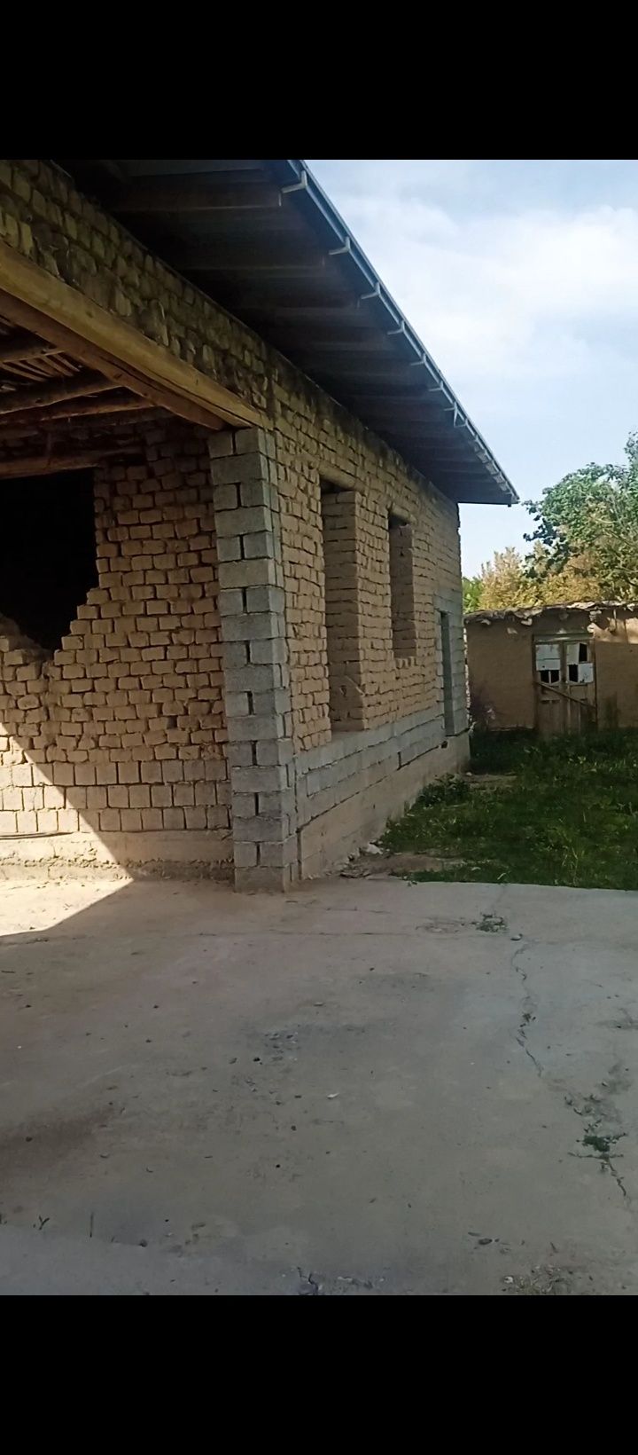 Uy Hovli sotiladi 3xona