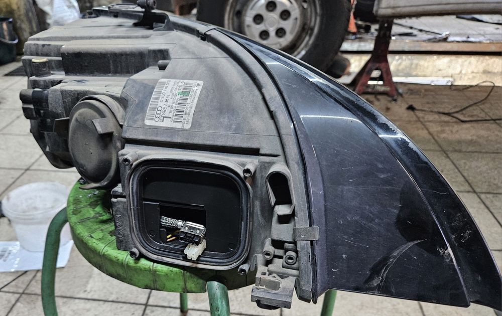 Set faruri originale bixenon audi tt mk2 8J coduri :  8J0941004D 8J094