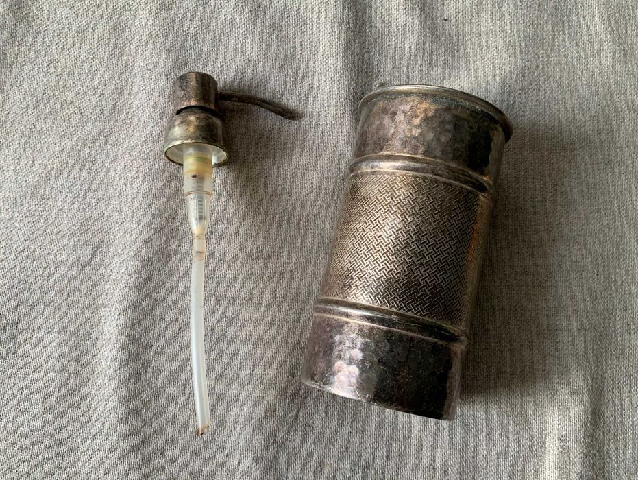 Dozator vintage metalic tip pompă, design ciocănit și gravat fin