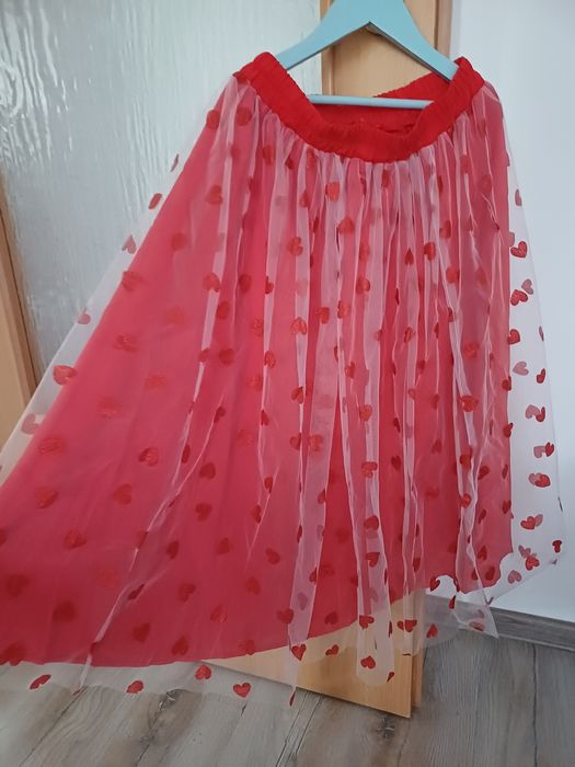 Vând fusta foarte frumoasa material mătase  deasupra  voal cu model