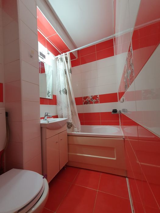 Închiriez apartament  pe Romanilor