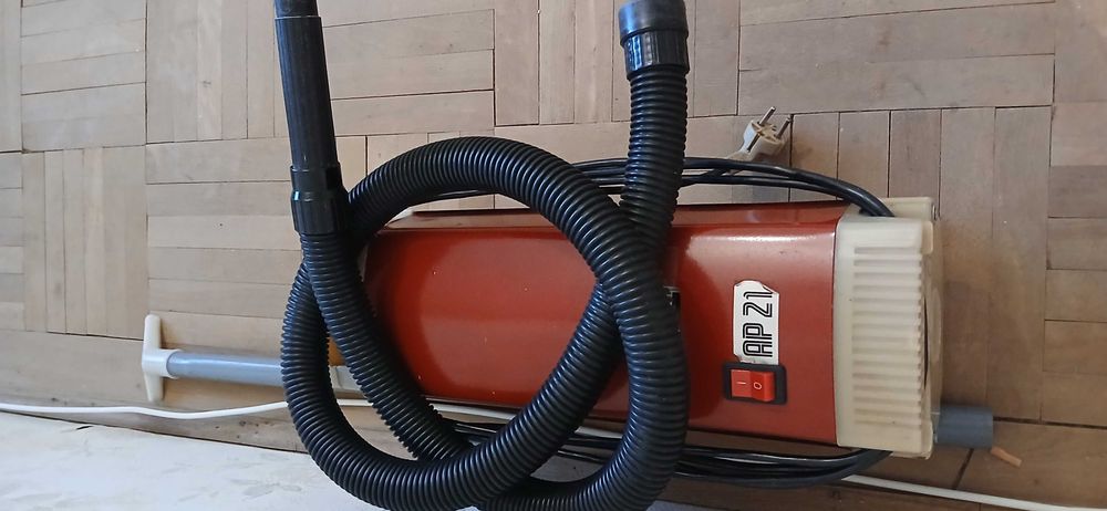Aspirator AP21 – Made in Romania, cu sac și accesorii incluse