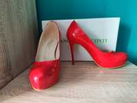 Официални червени лачени обувки