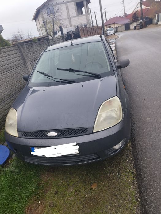 Vând Ford fiesta 2005