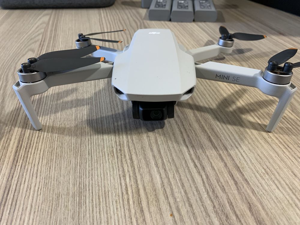 Дрон DJI Mini SE fly more combo отлично състояние