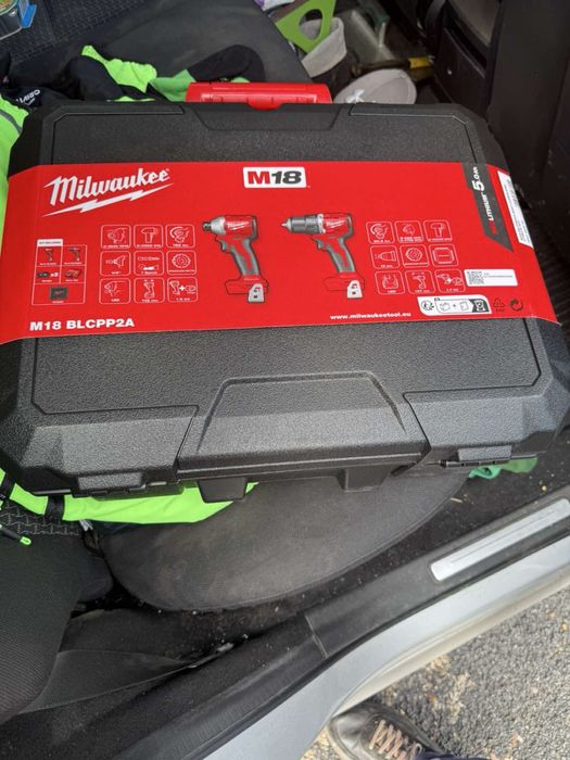 Акумулаторен комплект MILWAUKEE M18 BPP2C-402C (M18 BPD-0 + M18 BID-0)