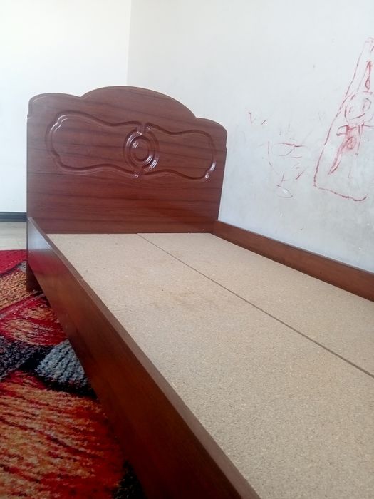 Кровать без матраса, хорошее., Односпальная кроватьа