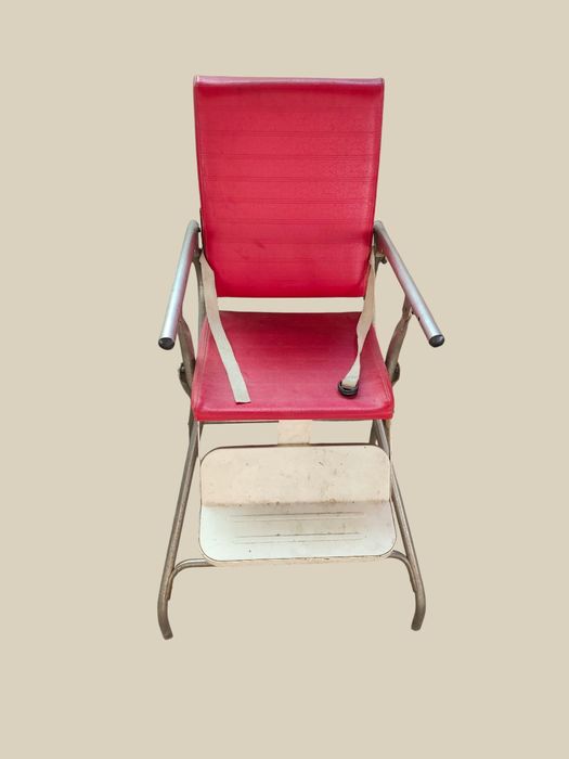 Продается детский стульчик для маленьких детей .