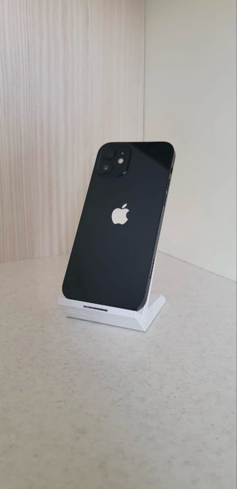 iPhone 12 в идеальном состоянии