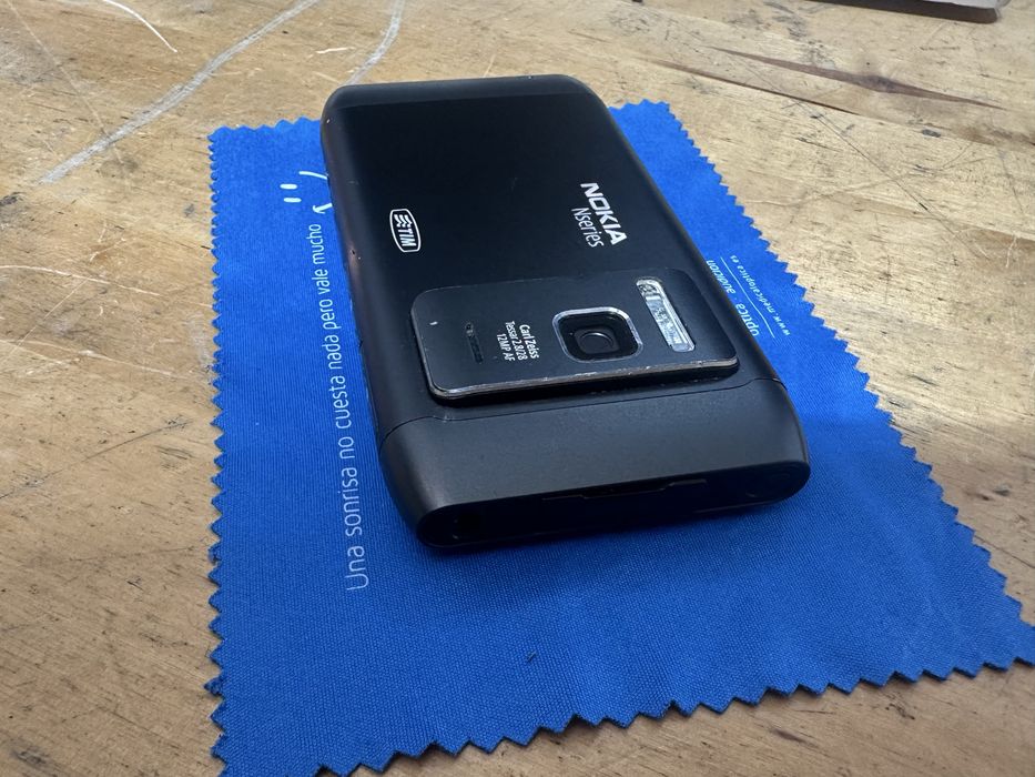 Nokia n8 negru la culoare