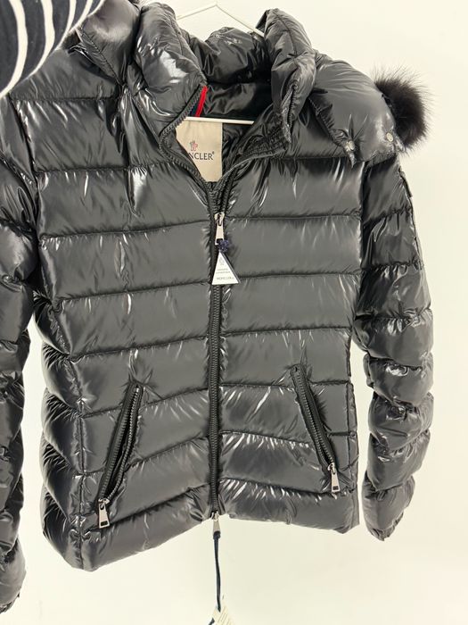 Vând Geacă Moncler damă, originală, nouă cu etichete!!