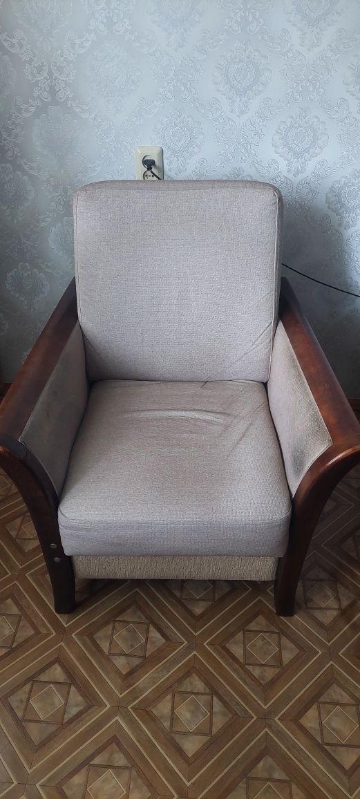 Срочно продам в диван и 2 кресла.