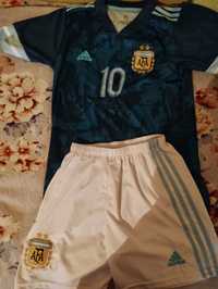 Тениска на Аржентина футболиста е  Лео меси