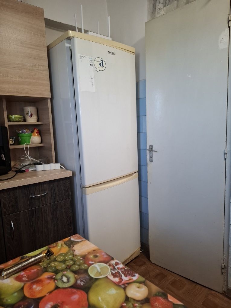 Vând combina frigorifica Arctic, preț 110, Clasa A, în stare de funcți