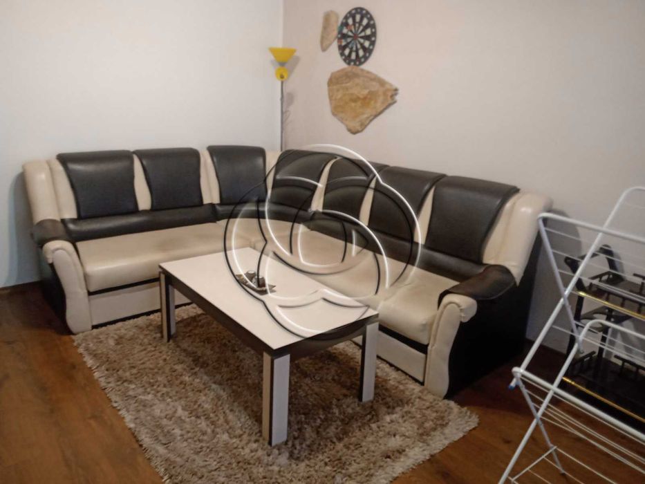 Двустаен апартамент с паркинг пред блока, на минути от метро