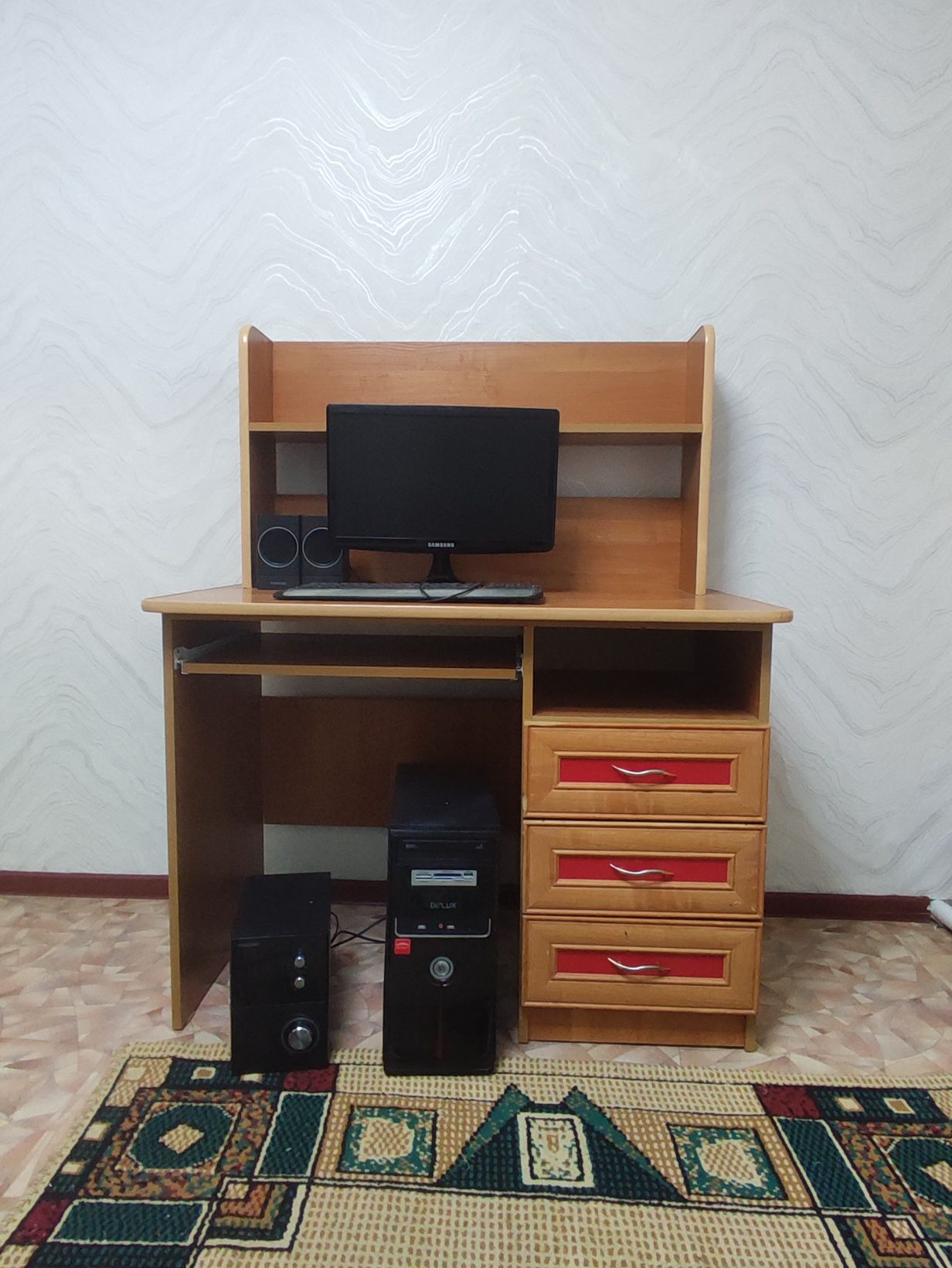Продам компьютерный стол и сам компьютер