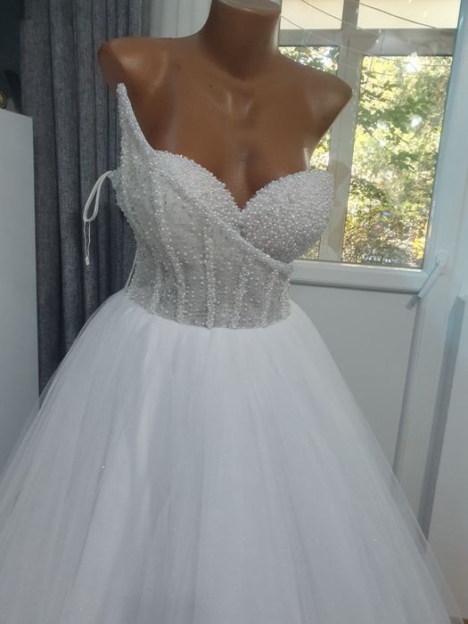 Rochie mireasa , tip prințesă .Arata impecabil!!