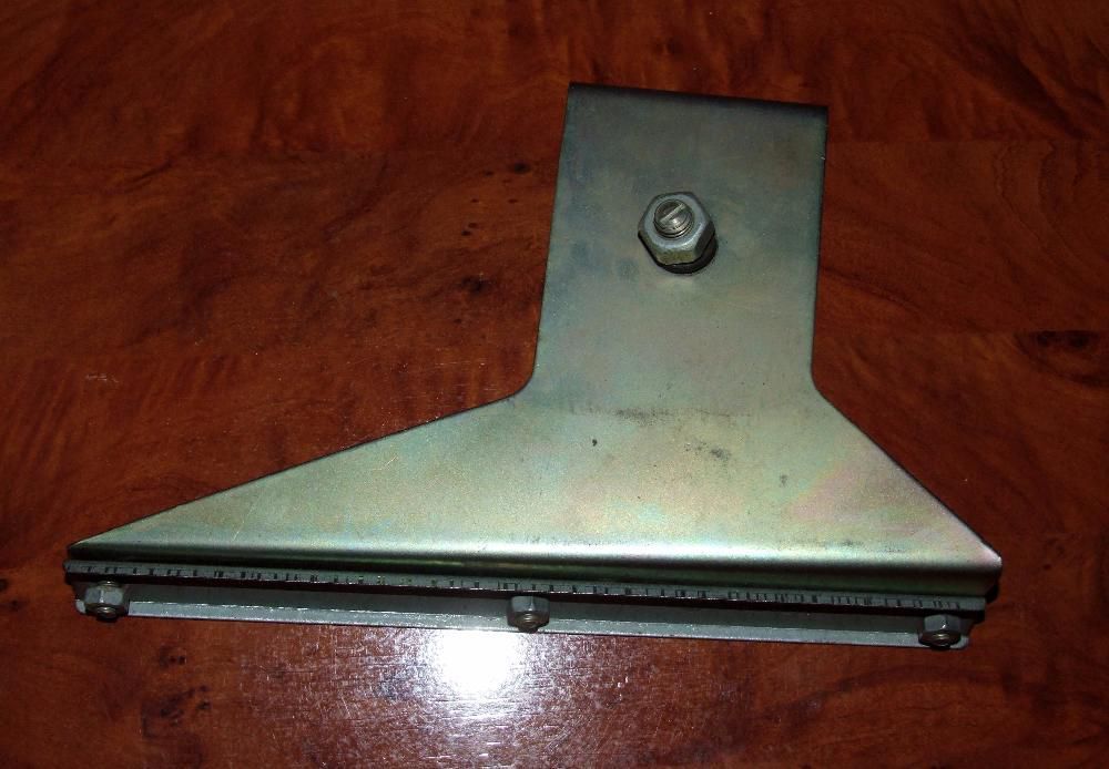 2 Suporti metalici pentru aparatori (sorturi) la rotile masinii. NOI !