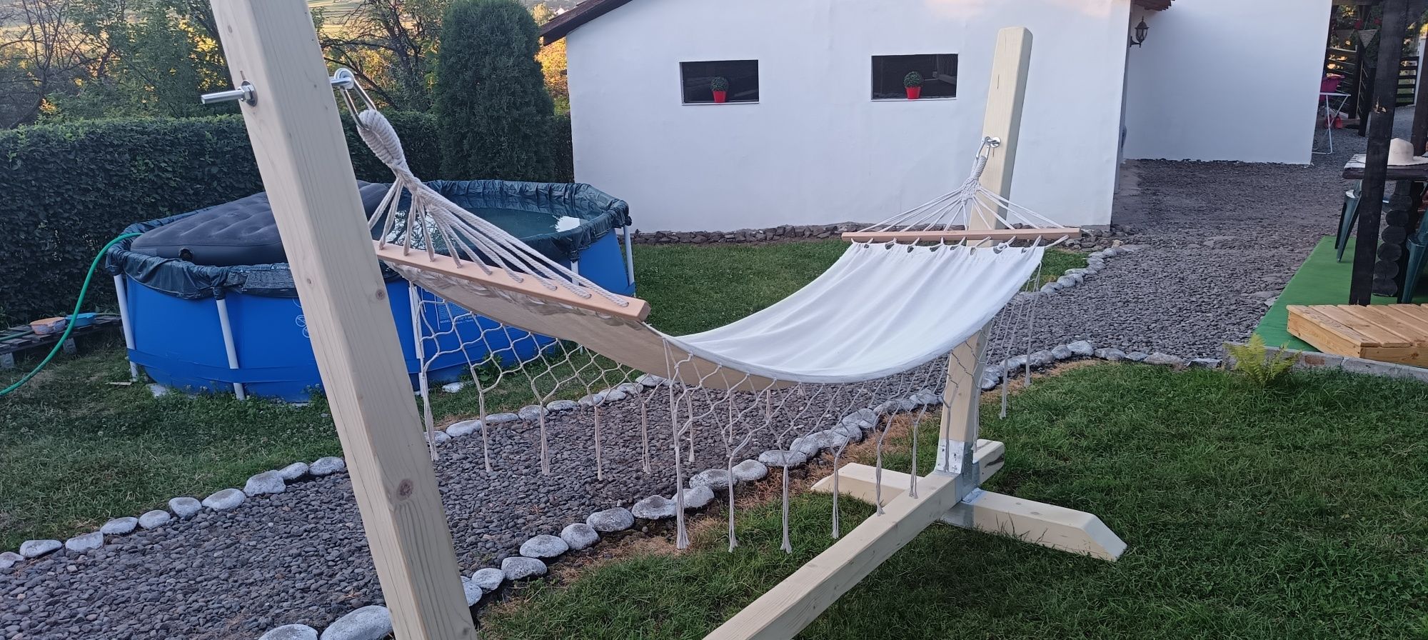 Vând hamac cu suport din lemn