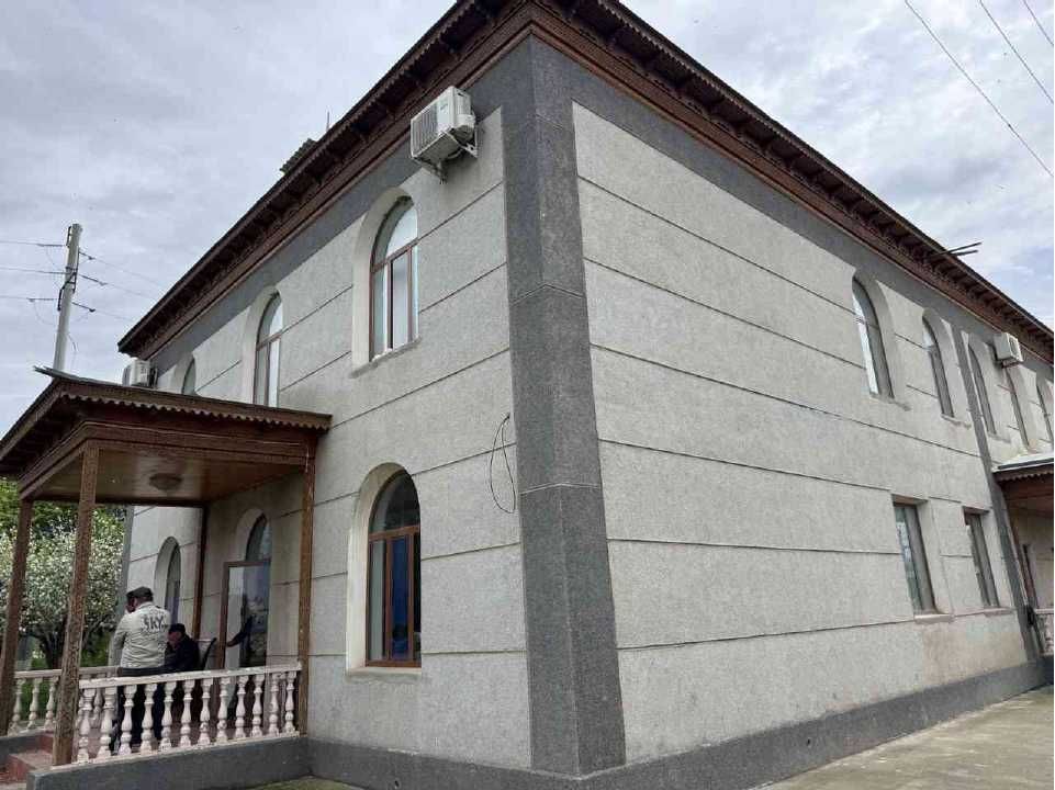 Zomin tumanida Savdo va maishiy xizmat binosi sotiladi