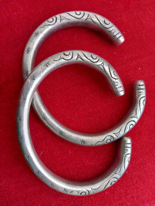 в продаже два антикварных 19 века браслета. серебро. цена усл. звоните