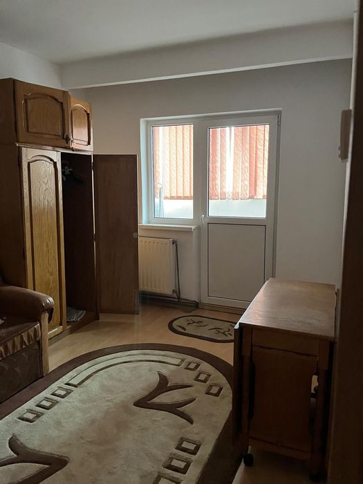 Închiriez apartament cu 3 camere