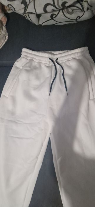 Чисто нови бели спортни панталони