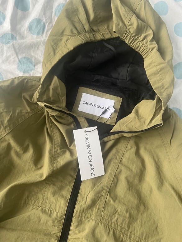 Продавам ветровка на calvin klein за дете до 12години!якето е за момче