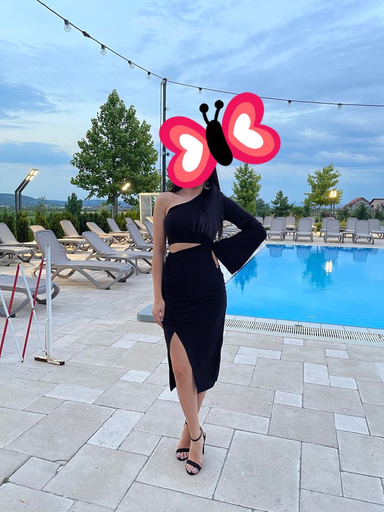 Vand rochie eleganta cu decupaje