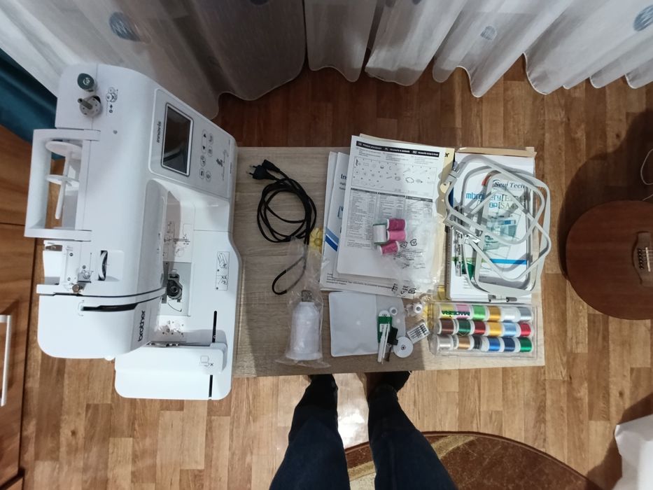 Mașină de brodat Brother M240ED Disney – ca nouă, cu accesorii și ațe