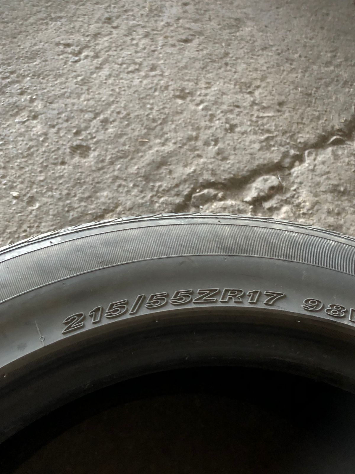 Продам Летняя резина почти новая. 215 /55 R 17