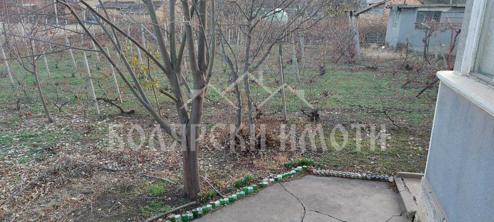 Къща с голям двор в село Павел