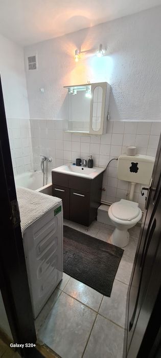 Închiriez garsonieră!