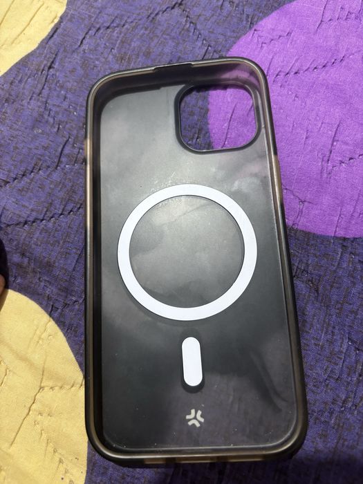 Vand 2 huse de 14 pro max si una de 15