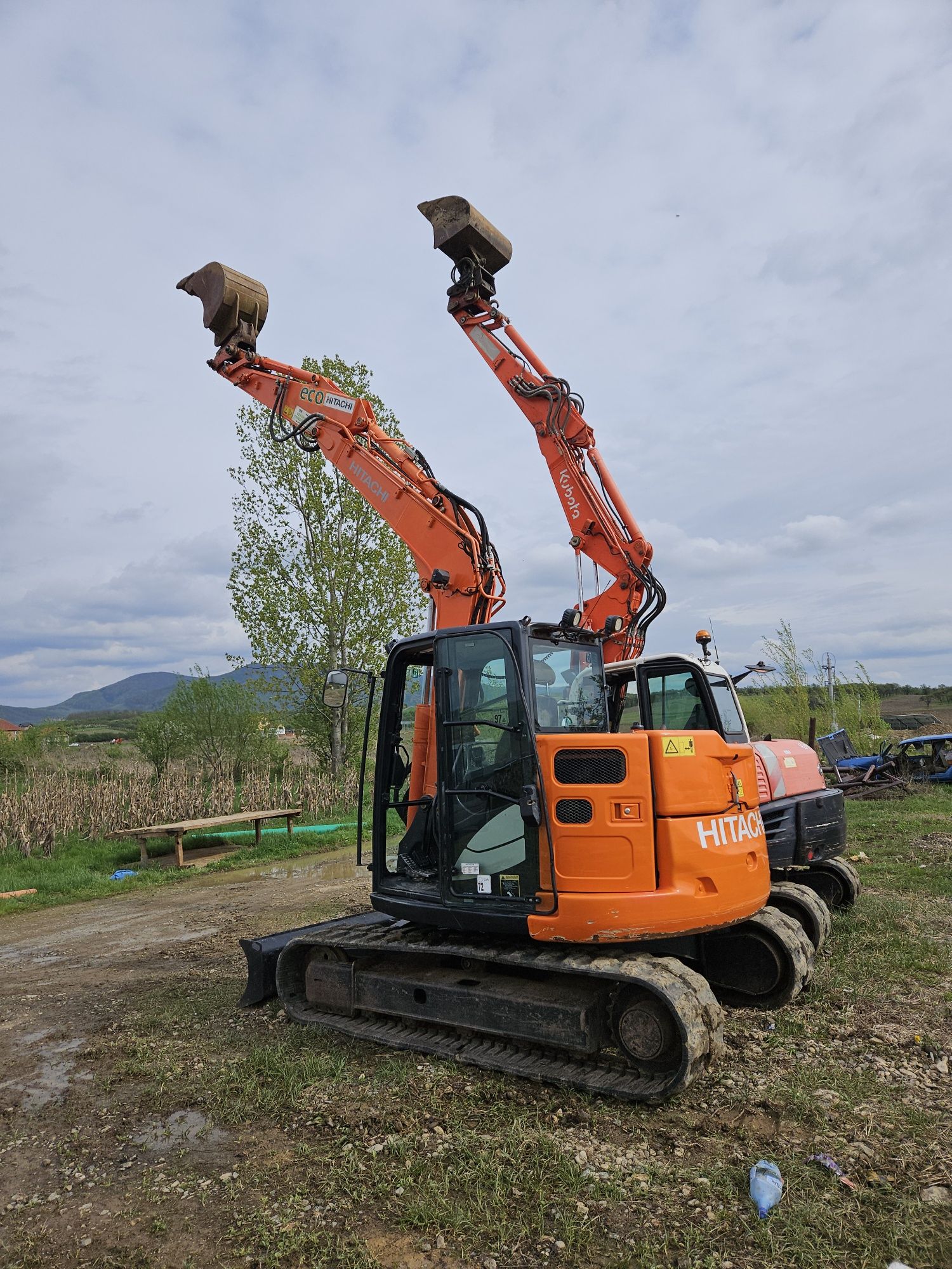 Excavator Hitachi 2015 și Kubota 9 tone