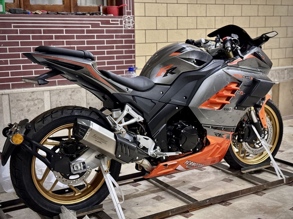 Мотоцикл Ducatti 400CC