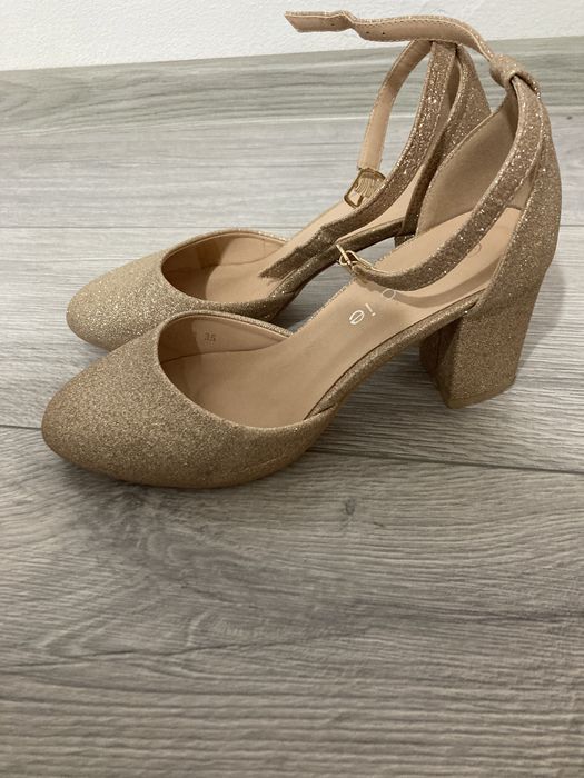 pantofi cu toc cu sclipici
