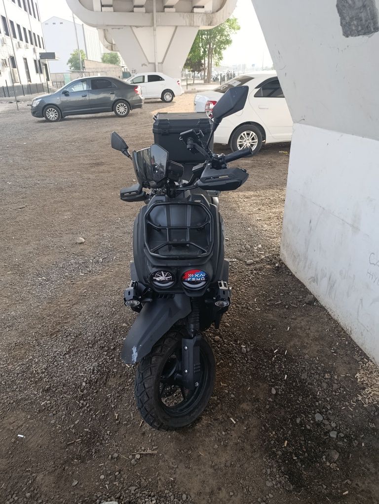 Skutr yengide azgina qirilgan joyi bor
