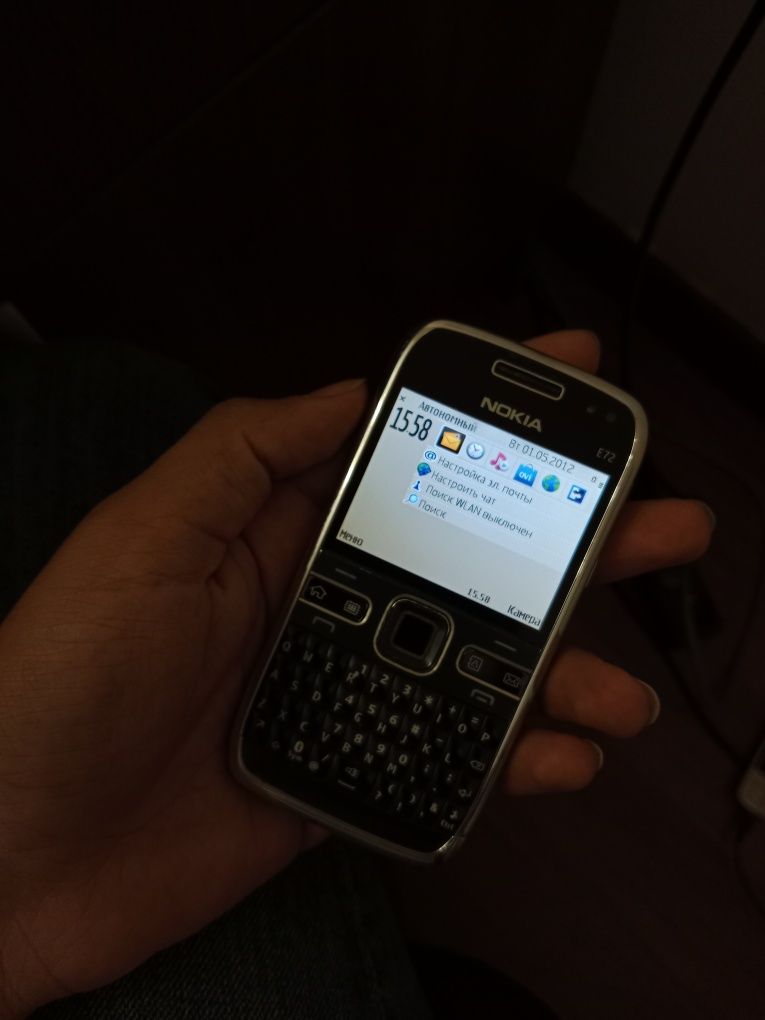 Sotiladi Nokia E72