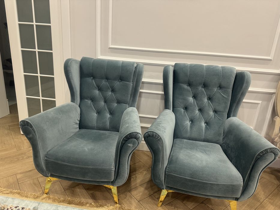 Продам Диван и два кресла .